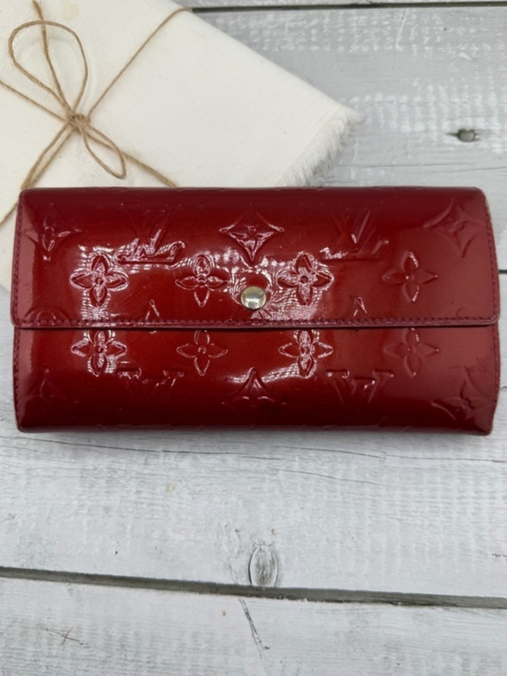 AUTHENTIC Louis Vuitton Vernis Sarah Wallet. Previously owned. Red.